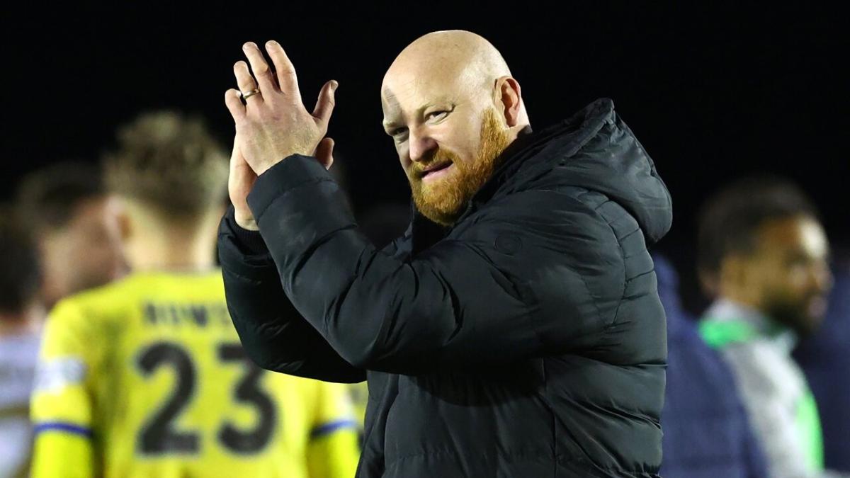 Solihull Moors boss Andy Whing applauds the fans after the game